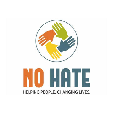 Logo Fundacji No Hate - kolorowe dłonie w kształcie koła (pomarańczowa, zielona, żółta i niebieska) symbolizujące jedność i współpracę w niesieniu pomocy potrzebującym