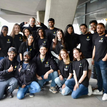 Grupa wolontariuszy Fundacji No Hate w czarnych koszulkach z logo fundacji - zespół wspierany przez firmę Sattva Ayurveda, realizujący działania pomocowe