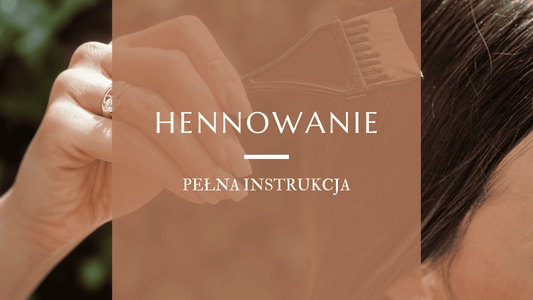 kobieta hennuje włosy