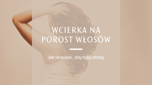 Kobieta wciera wcierkę w długie włosy