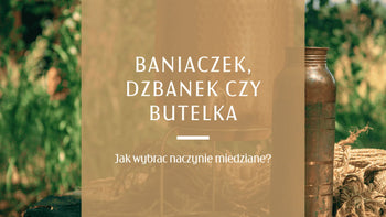 Miedziany dzbanek na wodę obok vintage butelki
