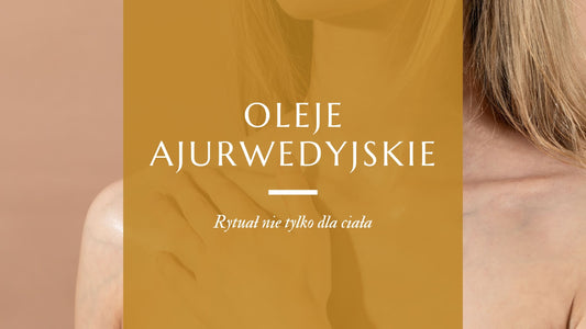 Kobieta wykonuje masaż ciala olejem ajurwedyjskim