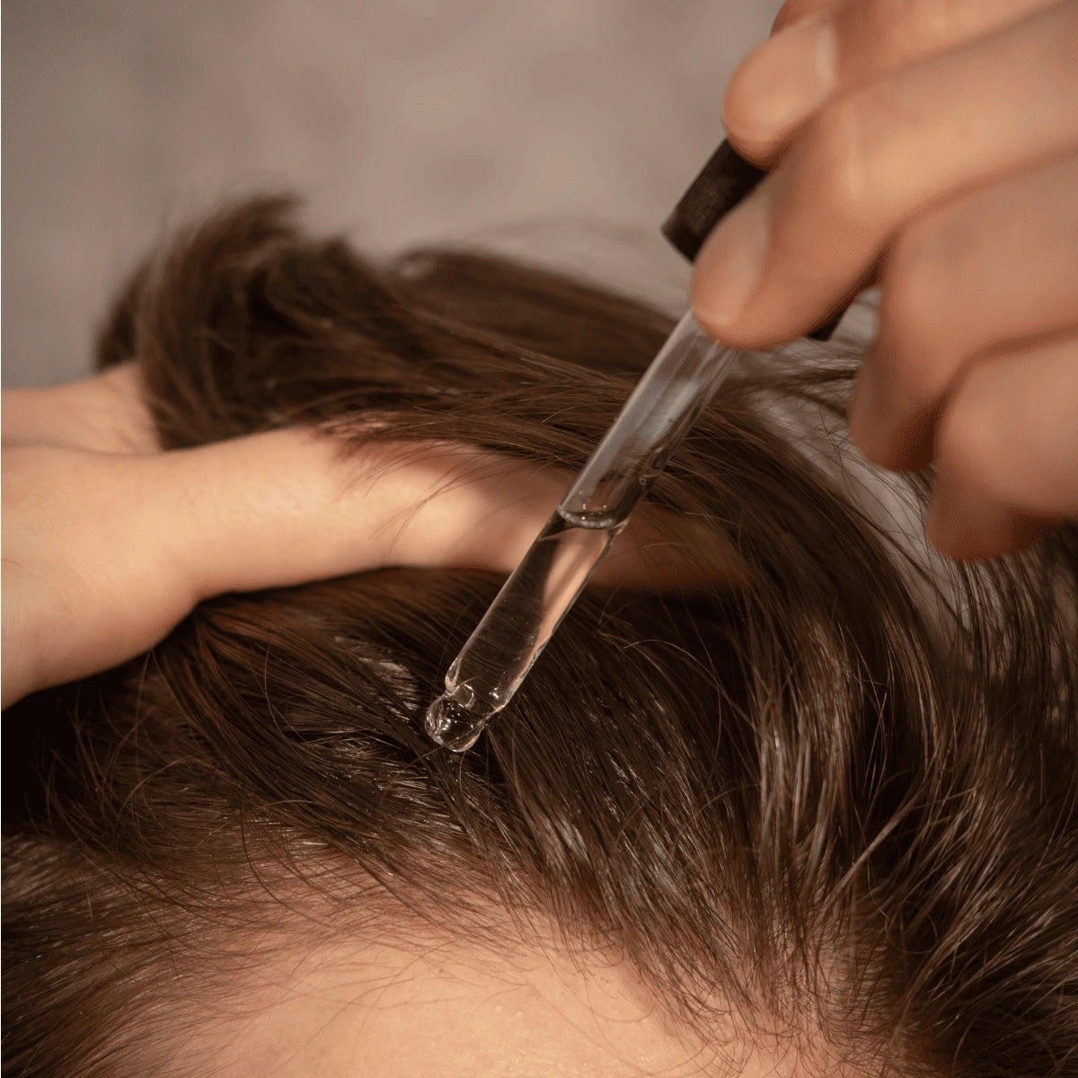 Aplikowanie serum na porost wlosow Sattva
