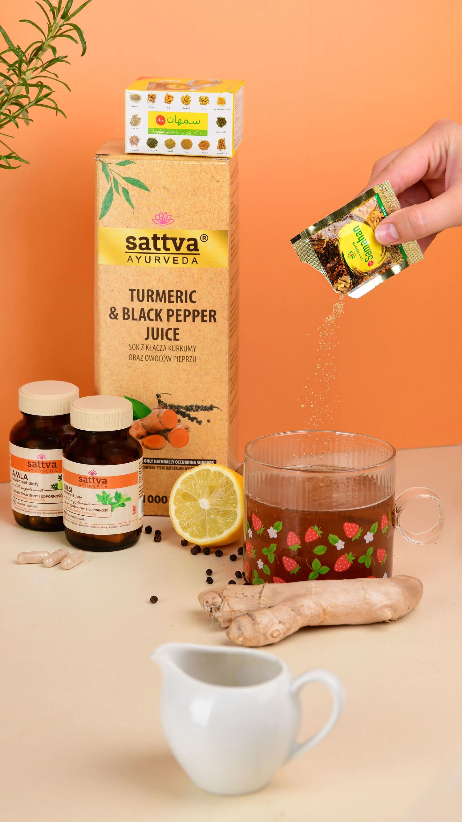 Naturalne suplementy Sattva Ayurveda – sok z kurkumy i czarnego pieprzu, kapsułki amla i tulsi oraz indyjskie mieszanki ziół. Na zdjęciu filiżanka herbaty z plasterkiem cytryny, imbirem i czarnym pieprzem – ajurwedyjskie wsparcie odporności i witalności.