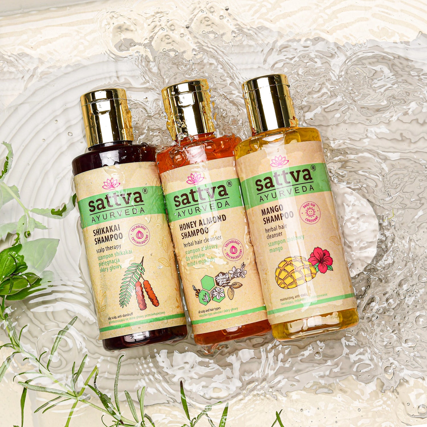 Naturalne szampony trychologiczne do różnych typów włosów Sattva Ayurveda – Shikakai, Honey Almond i Mango, ustawione w wodzie z zielonymi roślinami, prezentujące ajurwedyjską pielęgnację skóry głowy i włosów.