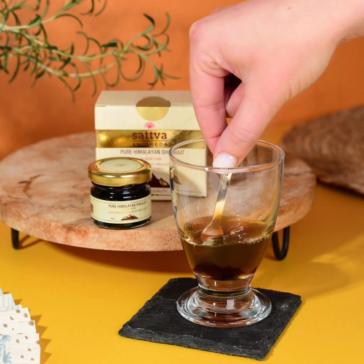 rozpuszczanie shilajit mumio w szklance wody