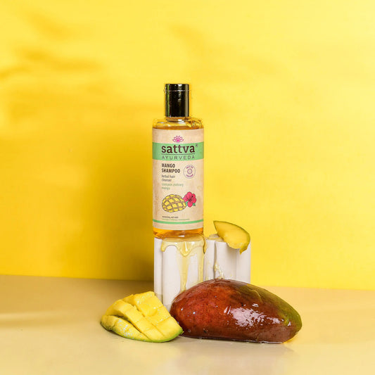 Szampon ziołowy sattva mango w owocowej soczystej aranzacji